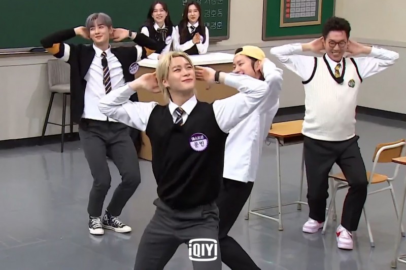 眾人跟著文彬(前)一起跳舞。(愛奇藝國際站提供)