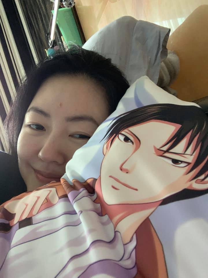 小S上月發出與抱枕的床照，自嘲表示婚姻被介入。（翻攝自小S臉書）
