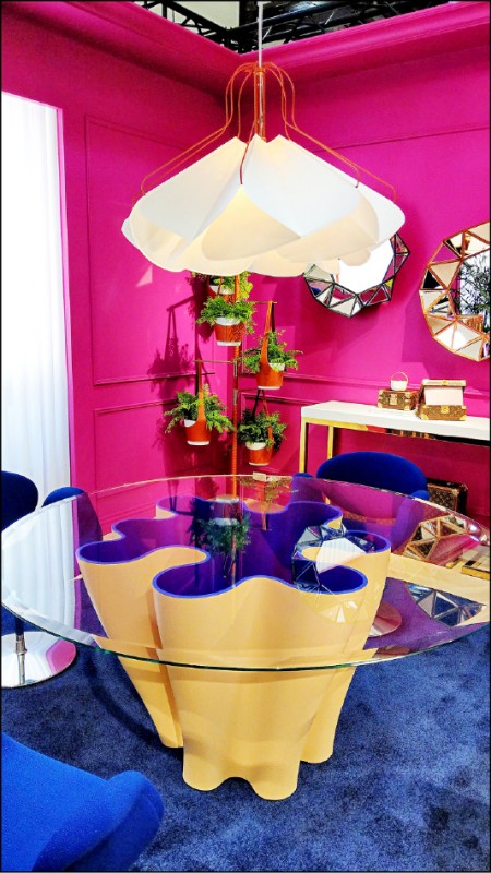 Atelier Biagetti以不同尺寸重新詮釋的Anemona桌，2,83,000元。上方Concertina Shades燈245,000元。