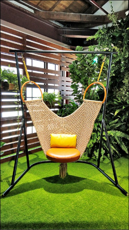 Patricia Urquiola設計的Swing吊椅，人手編織的網狀椅身極致舒適，1,380,000元。