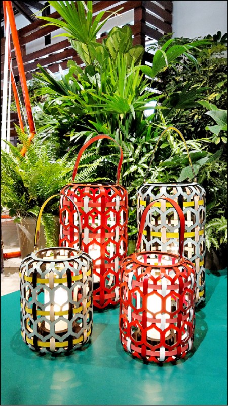 Zanellato與Bortotto設計雙人組設計的燈籠，各235,000元（小）／312,000元（大）。