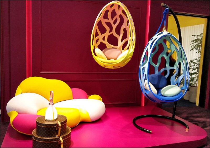 深受顧客歡迎的Cocoon吊椅（右一、二）、Bamboca沙發（左）與Bell Lamp燈（左前）均推出與LV春夏相呼應的新色。Cocoon吊椅每色限量8只，各3,190,000元，Bomboca沙發2,550,000元，Bell Lamp燈187,000元。
