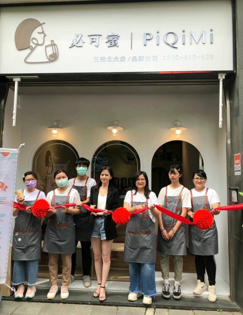 簡沛恩（中）出席必可蜜三峽店開幕。（必可蜜提供）