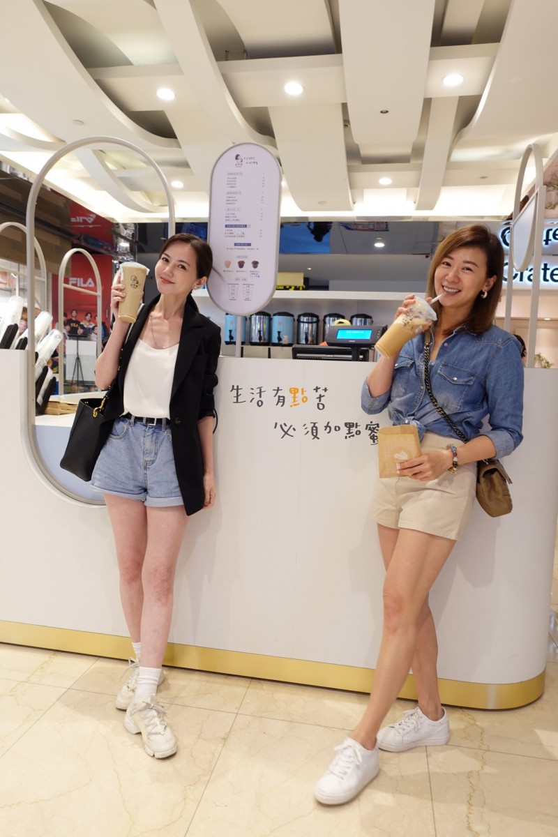 連靜雯（右）力挺好友簡沛恩（左），在信義微風B1的店打卡拍照。（必可蜜提供） 