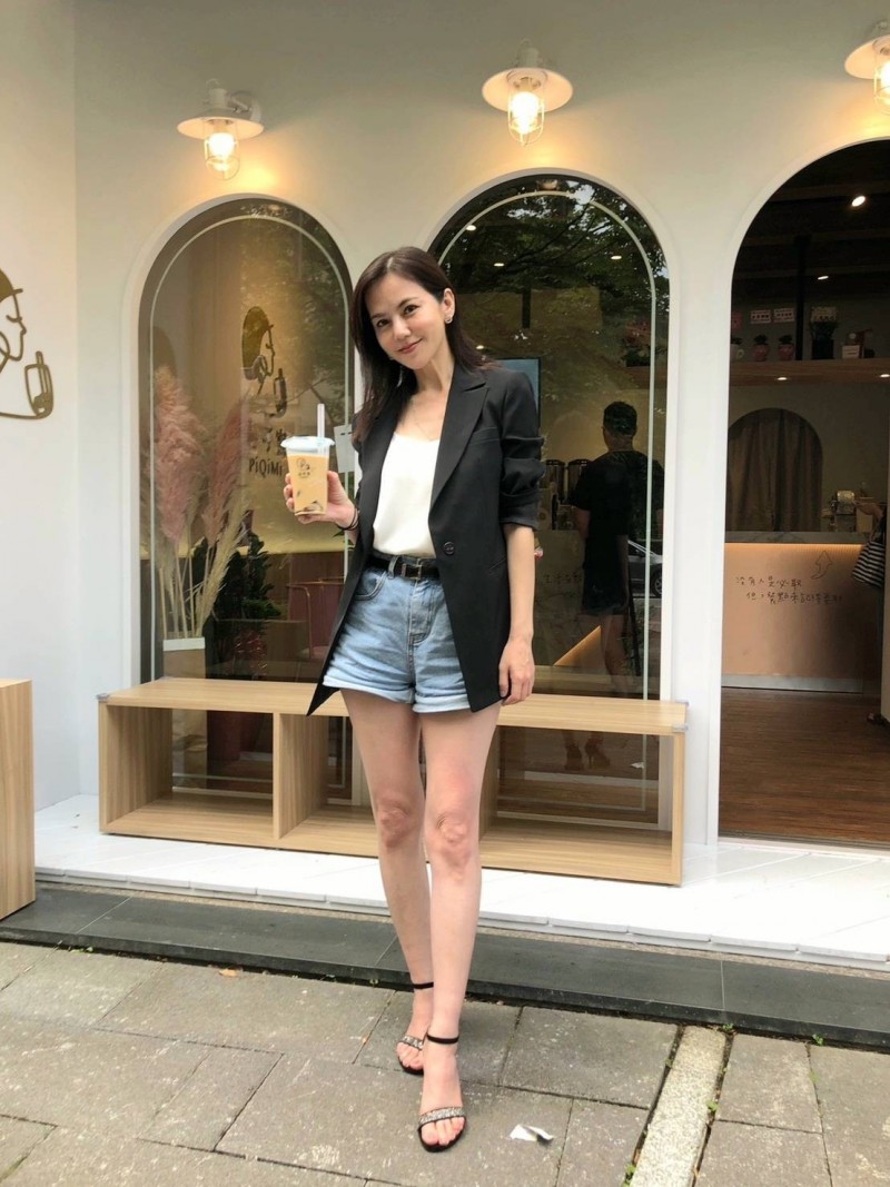 新開幕的三峽北大店走網美風，簡沛恩在店外拍照打卡。（必可蜜提供）