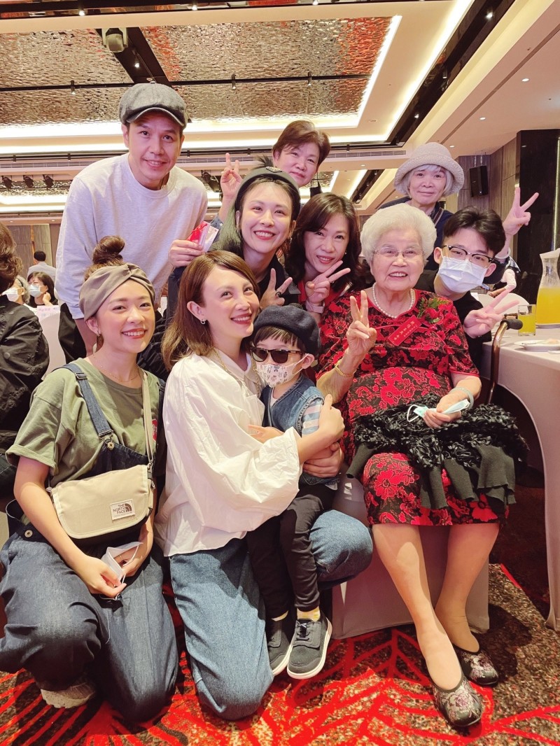 魏如萱的奶奶獲頒模範母親，與家人合影留念。（好多音樂）