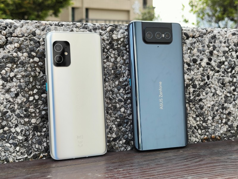 華碩ZenFone 8（左）定位小旗艦，ZenFone 8 Flip（右）維持翻轉鏡頭設計。（記者吳佩樺攝）