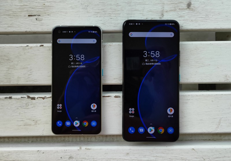 華碩ZenFone 8（左）具備120Hz螢幕、ZenFone 8 Flip（右）是90Hz螢幕。（記者吳佩樺攝）