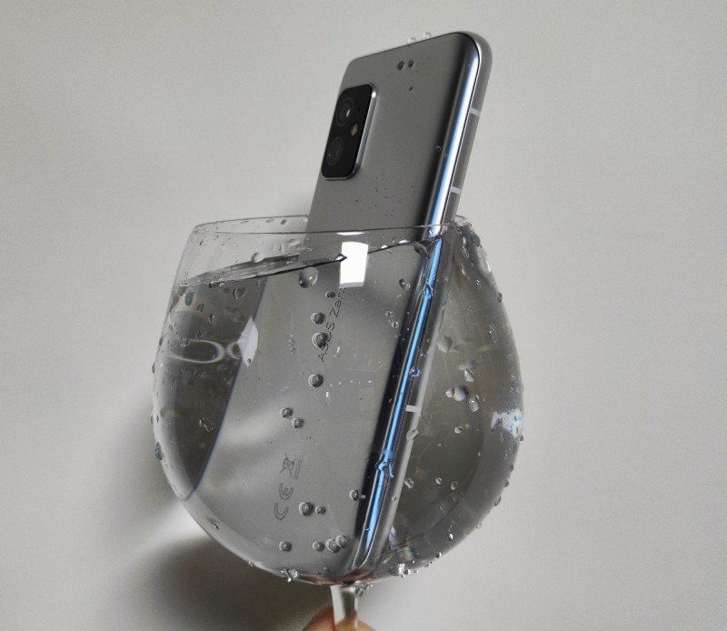 華碩ZenFone 8具備IP68防水。（記者吳佩樺攝）
