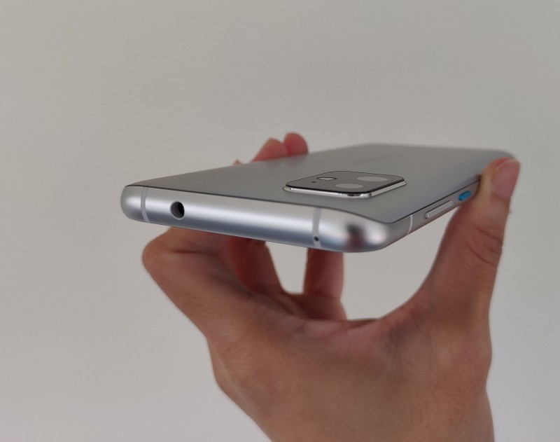 華碩ZenFone 8回歸3.5mm耳機孔。（記者吳佩樺攝）