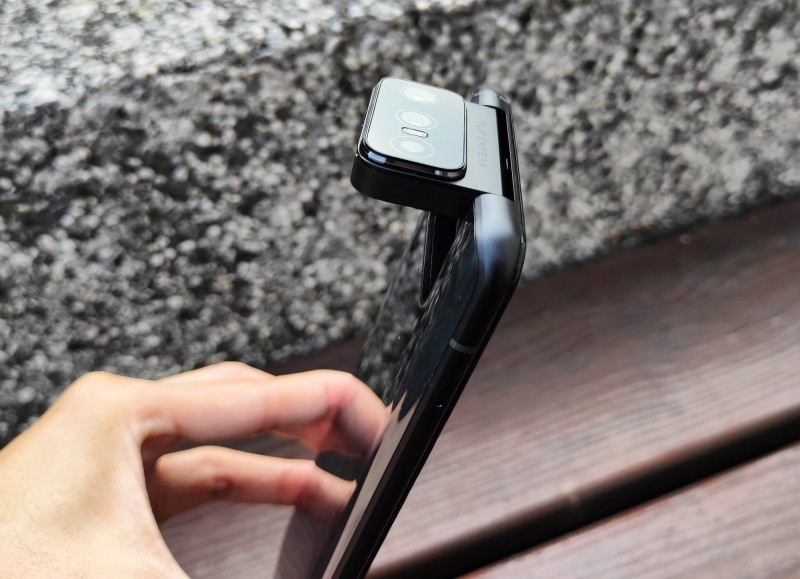 華碩ZenFone 8 Flip沿用上一代的翻轉3鏡頭。（記者吳佩樺攝）