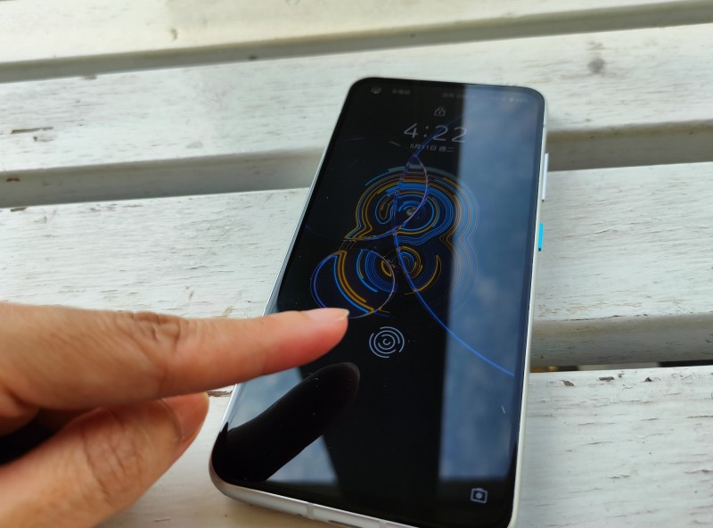 華碩ZenFone 8和ZenFone 8 Flip，皆具備螢幕指紋辨識。（記者吳佩樺攝）