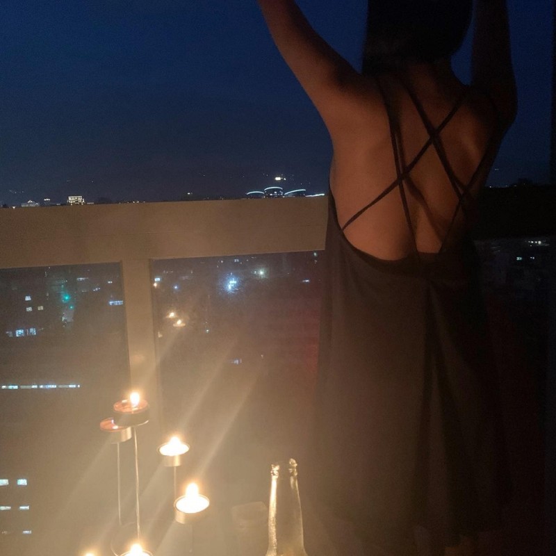賴琳恩身穿細肩帶露背裝，隱約露出豪乳及深溝。（翻攝自臉書）
