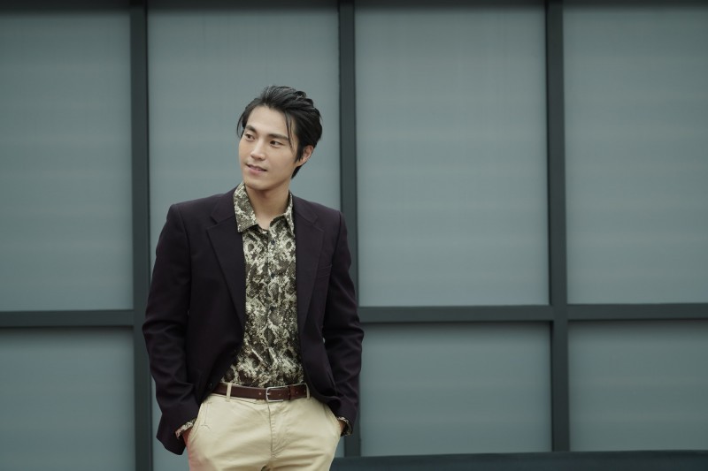 唐振剛在《我的老闆是隻貓》帥氣扮演蛇妖，造型也特別用心營造魅惑感。（七十六号原子、myVideo提供）