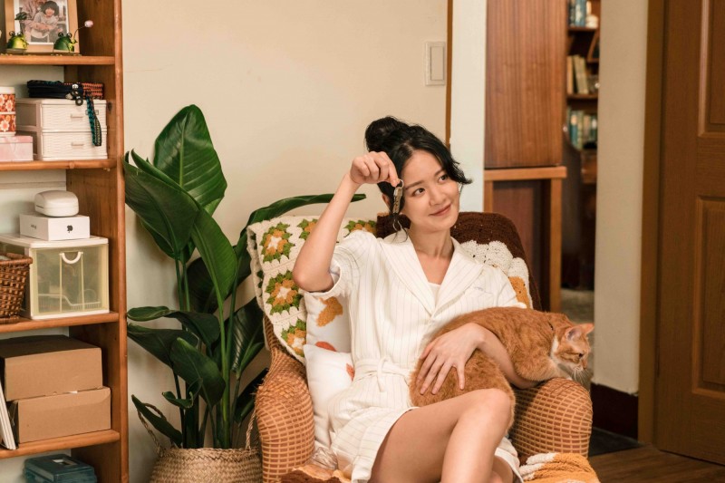 袁子芸在《我的老闆是隻貓》演超級貓奴，養了一隻尊貴的貓咪叫做「皇上」。（七十六号原子、myVideo提供）