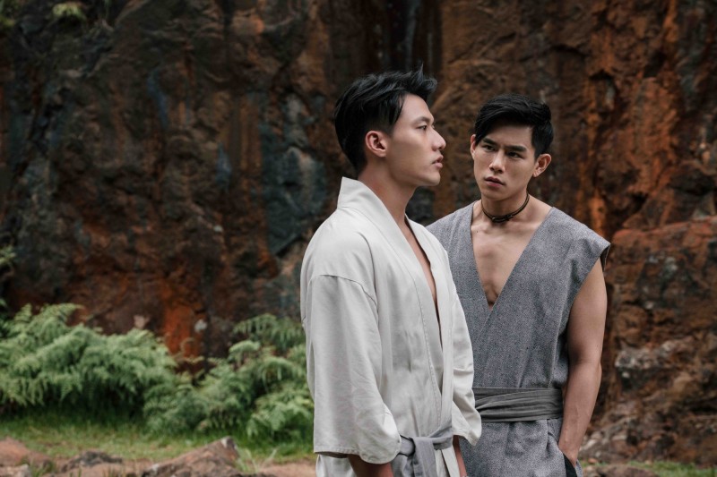 張睿家（左）與李齊（右）在《我的老闆是隻貓》中，來自妖異界，一貓一犬闖蕩人間。（七十六号原子、myVideo提供）