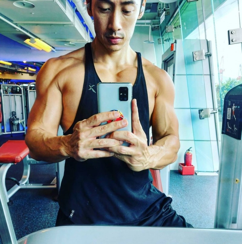 路斯明熱愛健身，擁有健壯結實身材。（翻攝自IG）
