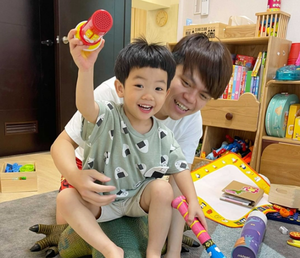 沒比較沒傷害 蔡阿嘎曬 父子裝 超大落差網笑翻 自由娛樂 沒比較沒傷害 蔡阿嘎曬 父子裝 超大落差網笑翻 自由娛樂