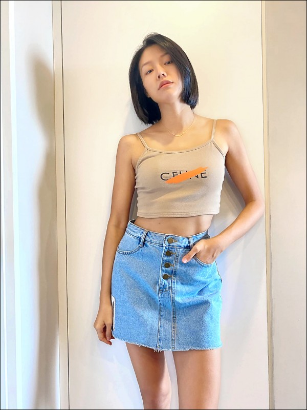 若綺為順利過關，當眾擠牙膏吃。（伊林娛樂提供）