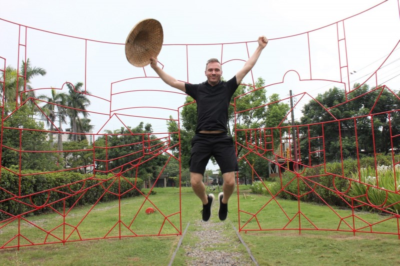 愛台灣 匈牙利藝術家鋼筋作畫 勾勒蕭壠糖廠往日榮景