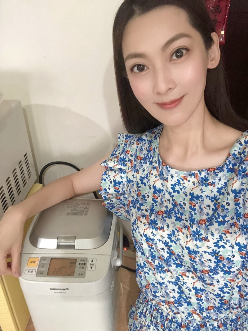 陳淑萍對烘焙很有興趣，常用麵包機作養生吐司。（豪記提供）