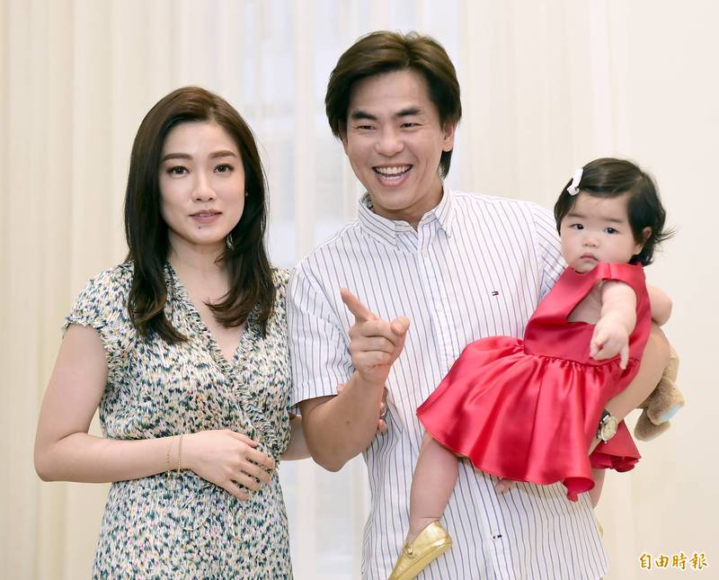 （影音）柯有倫帶愛女抓周 只求不抓這個就好