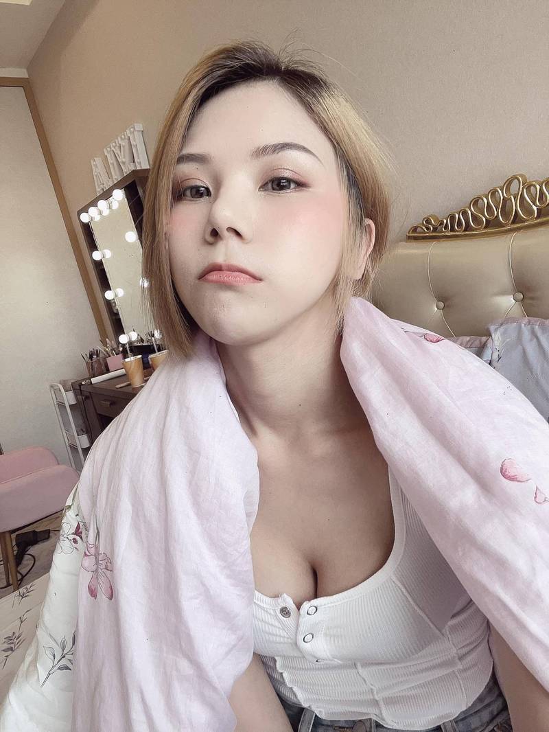 蕾菈的豪乳撐爆鈕扣。(翻攝自蕾菈 Lyla臉書)