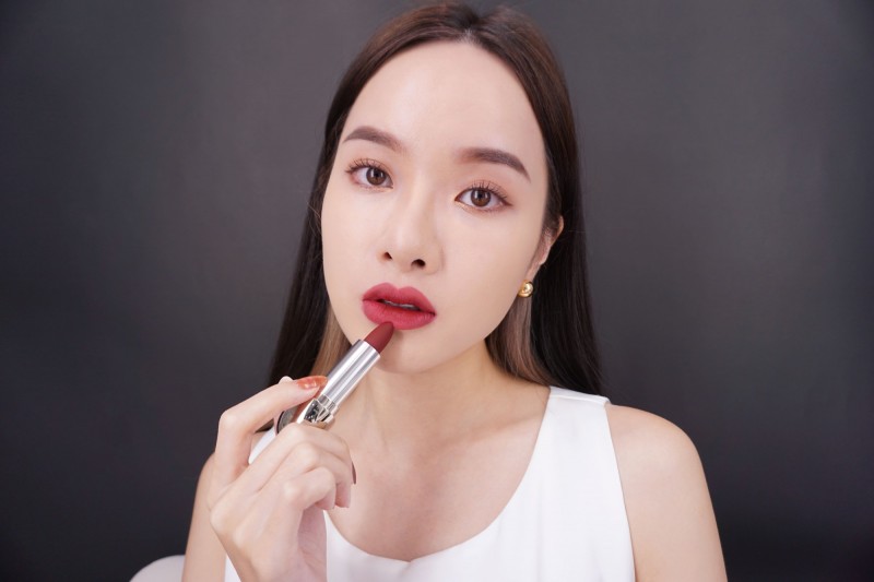 嬌蘭 紅寶之吻高訂紅絲絨唇膏#910。（嬌蘭提供）