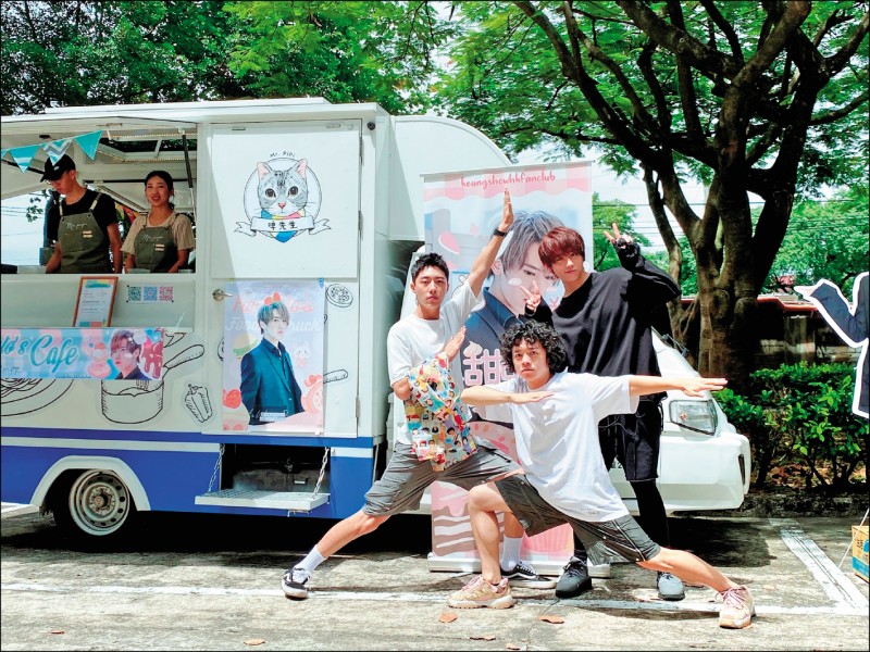 姜濤（右）去年來台拍戲，粉絲跨海準備餐車打氣。（翻攝自IG）