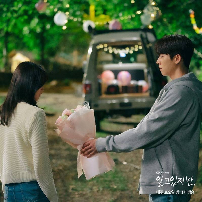 韓韶禧（左）面對蔡鍾協（右）的告白仍猶豫不決。（翻攝自jtbcdrama IG）