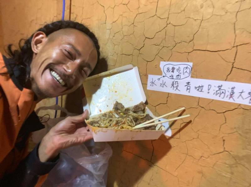 吳慷仁殺青吃到夜市牛排超開心。（翻攝自吳慷仁 臉書）