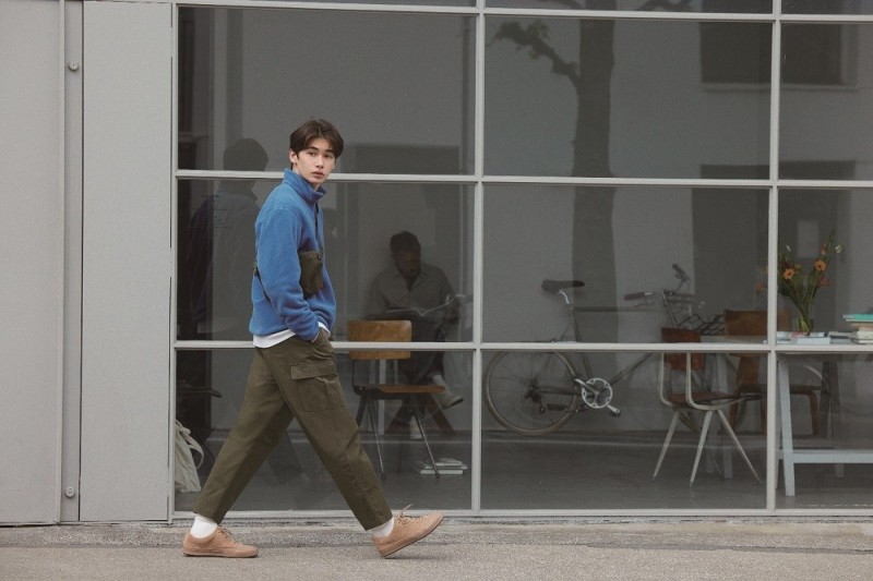 UNIQLO工裝風九分褲，990元。（UNIQLO提供）