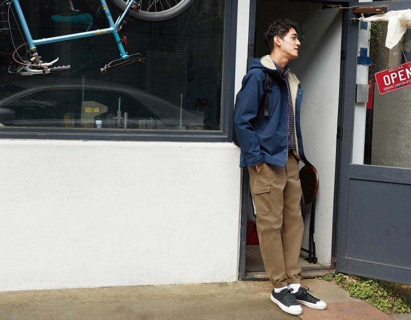 UNIQLO工裝風束口褲，990元。（UNIQLO提供）