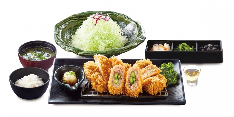 勝博殿日式豬排餐廳以炸製技術自豪，運用Neo Foods做出Q彈、多汁的肉排、肉丸。圖為新食感蔬肉排精選套餐。（大成提供）