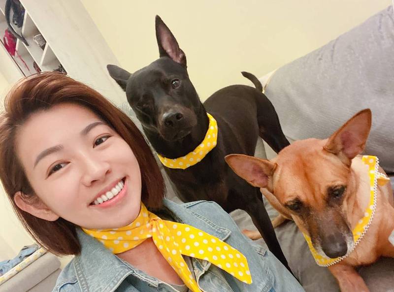 米可白有愛犬黑寶、錢錢陪伴，生活過得充實。（翻攝自米可白臉書）
