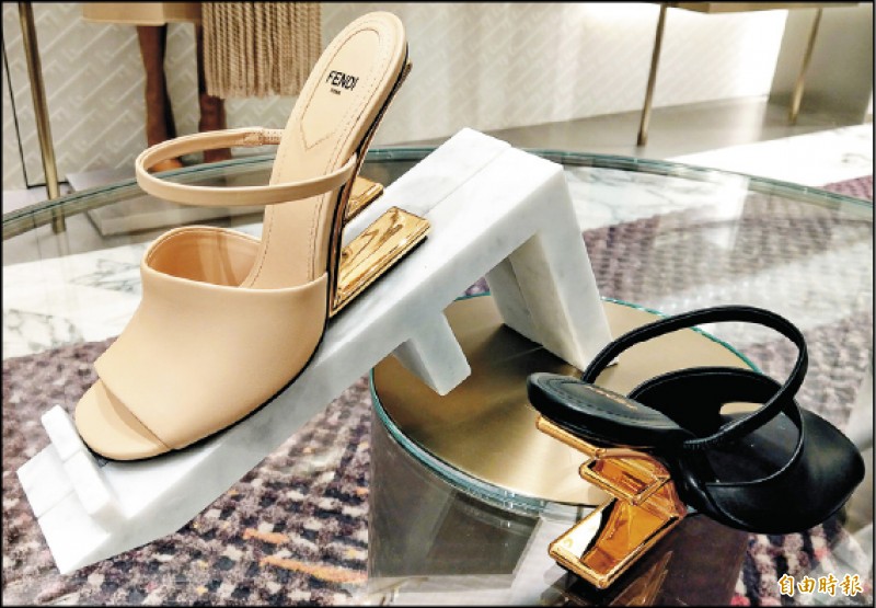 Fendi First後跟倒F造型高跟涼鞋，各45,000元。（記者王瀅娟攝）