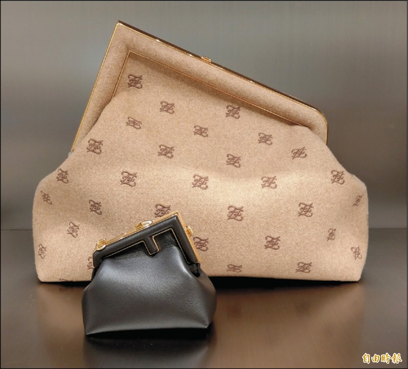 Fendi First為Fendi本季主打包，駝色法蘭絨中型款106,000元，巧克力色牛皮迷你吊飾30,500元。
（記者王瀅娟攝）