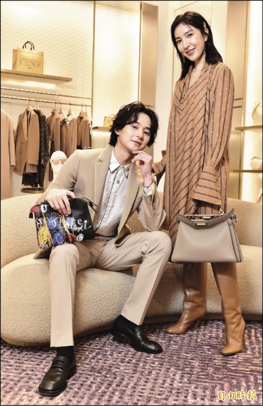 楊謹華與張軒睿示範Fendi秋冬新裝，張軒睿喜歡身上西裝的黃色裩邊細節，讓正裝多了一絲輕鬆氣息。（記者陳奕全攝）