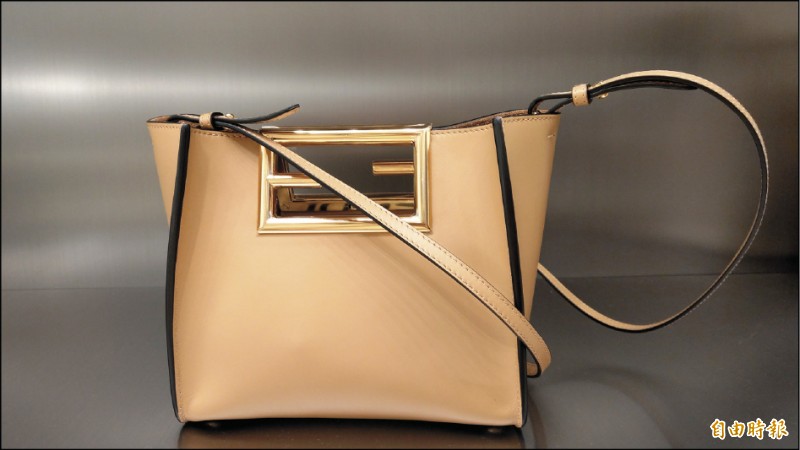 Fendi Way肩揹手提包，65,000元。（記者王瀅娟攝）