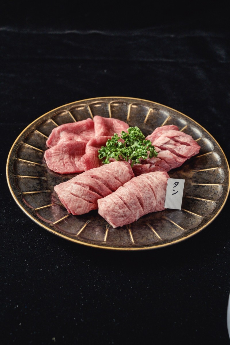 澳洲和牛牛舌組合：厚切舌根、薄切舌中、舌下肉。（俺達的肉屋提供）
