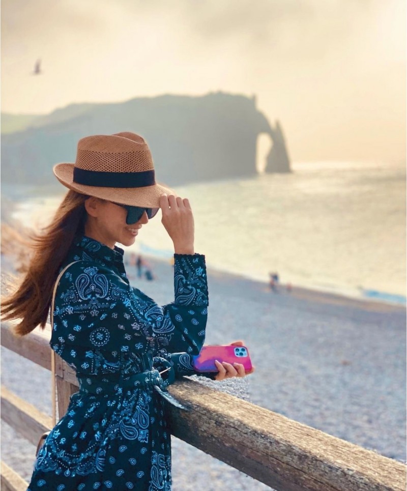 昆凌走訪法國象鼻海岸，手上的手機卻成焦點。（翻攝自IG）