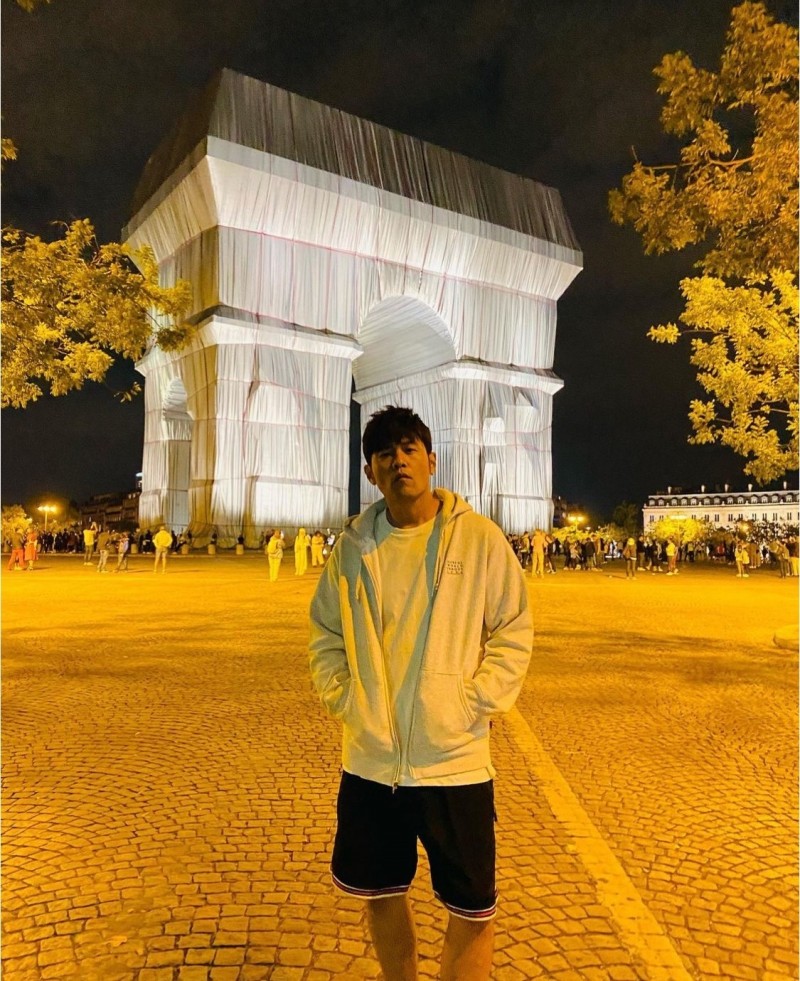 巴黎地標凱旋門被包覆，周杰倫搶先朝聖。（翻攝自IG）