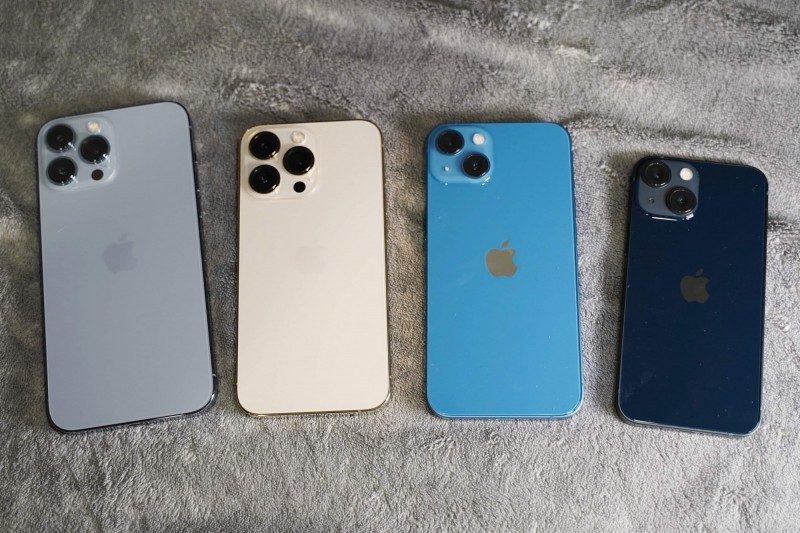iPhone 13系列可直接分為基本跟旗艦二大組，各自組的功能幾乎相同，只差在手機尺寸。（記者吳佩樺攝）