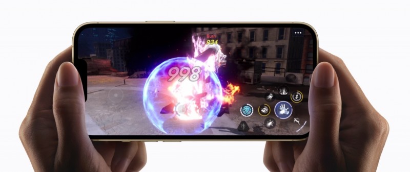 iPhone 13 Pro、13 Pro Max加入120Hz自動適應螢幕更新率，拍照功能更強。（記者吳佩樺攝）