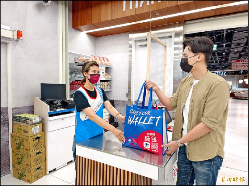 家樂福青埔量販店提供快取服務。
（記者吳佩樺攝）
