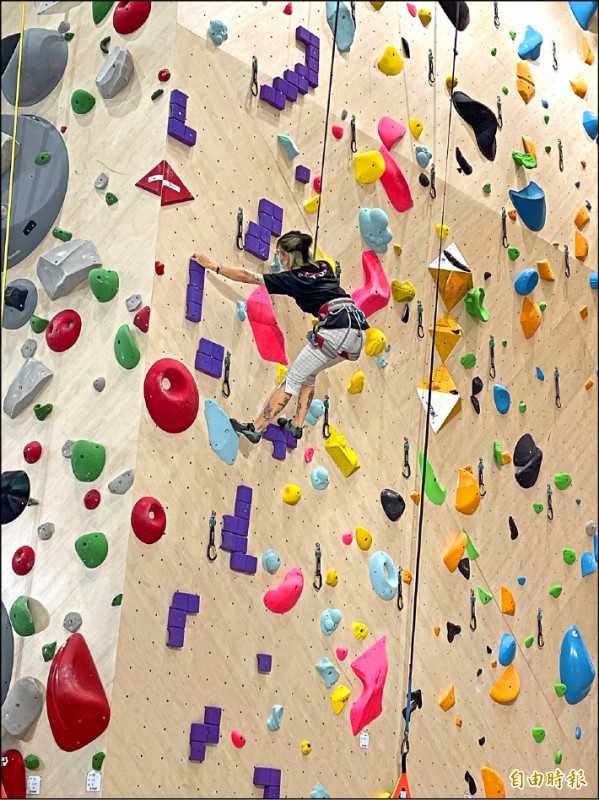 原岩攀岩館，10米高的上攀牆，多角度抱石牆面，即日起至10月3日開幕期間首4日成人全天票價350元、學生250元，另可購買2小時票或星光票，200元起。（記者凃盈如攝）