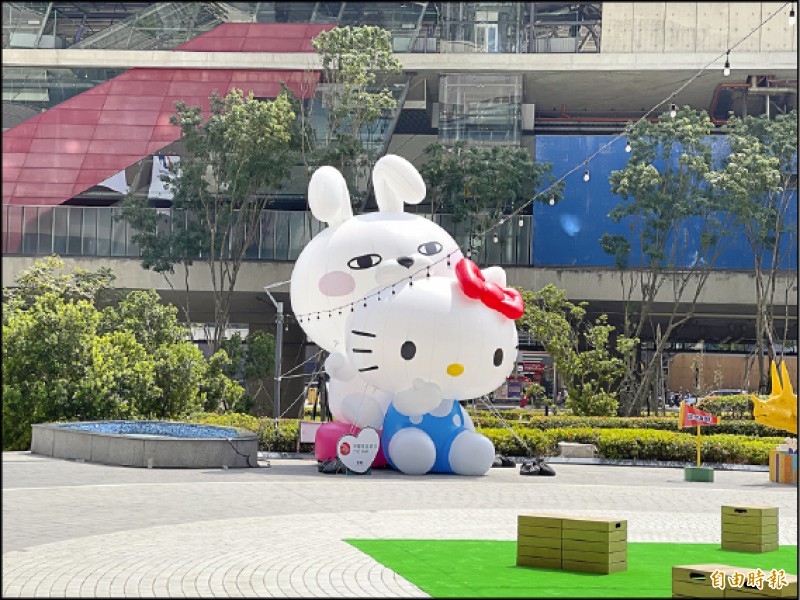 Global Mall桃園A19試營運，打造「YOSISTAMP呦嘻百分百×三麗鷗家族」主題聯名，並於廣場上另設玻璃屋快閃店。（記者凃盈如攝）