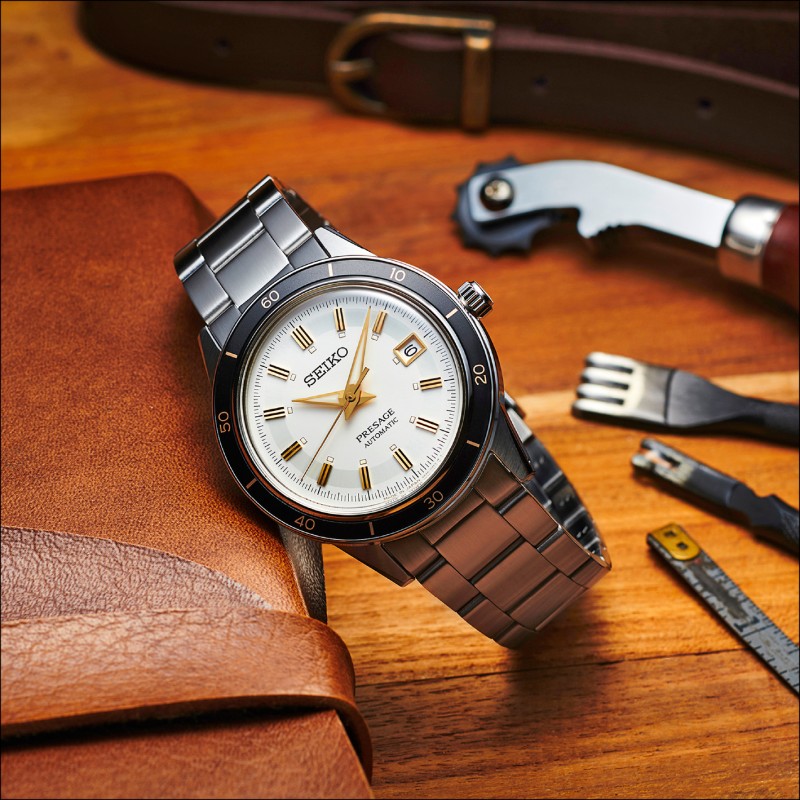 Seiko Presage推出全新Style 60’s系列，靈感來自1964年的Crown chronograph腕錶。圖為型號SRPG03J1錶款，不鏽鋼錶殼與錶帶。17,000元。（Seiko提供）