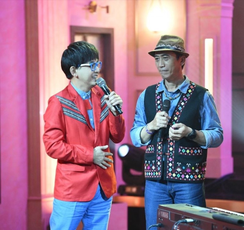 金曲歌王陳建年（右）至《semenay我們的歌》接受黃子佼訪問。（原民台提供）