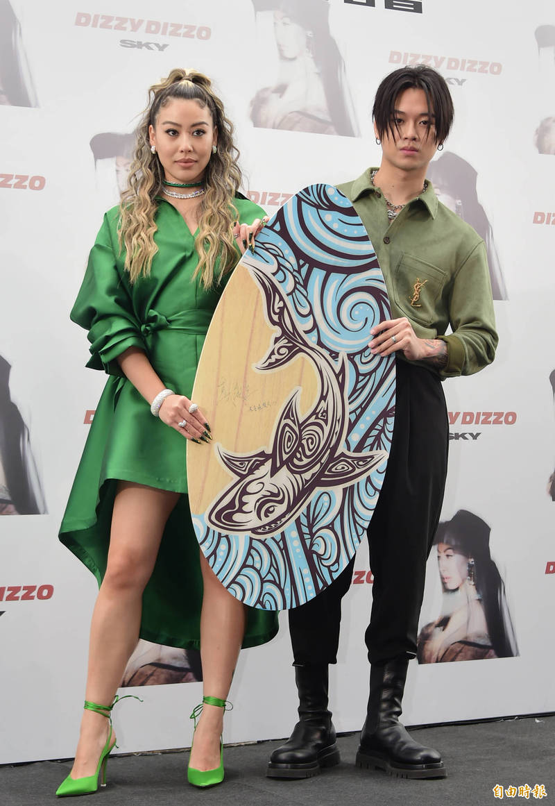 蔡詩芸（左）唱片慶功記者會,高爾宣送衝沙板祝賀。（記者胡舜翔攝）